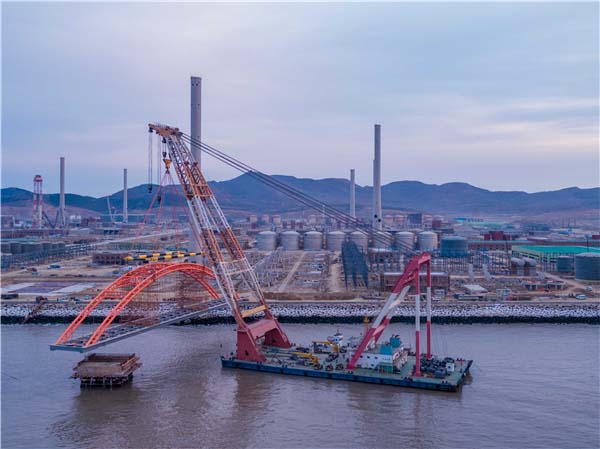 30 万吨级原油泊位码头钢栈桥成功安装