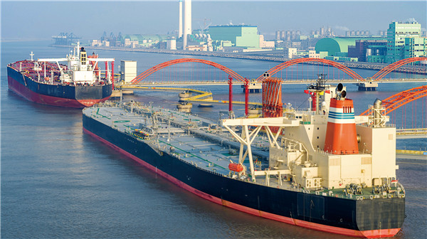 恒力两个30万吨级原油码头同时靠泊作业